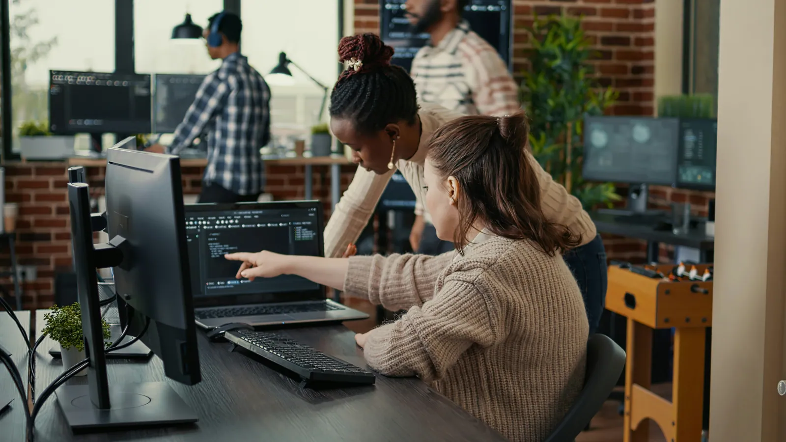 Ingénieures en logiciel travaillant sur un projet d'intelligence artificielle.