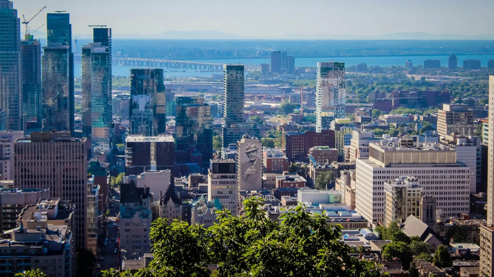 Vue du centre-ville de Montréal où des cabinets-conseils accompagnent les entreprises en subventions et crédits d'impôt.