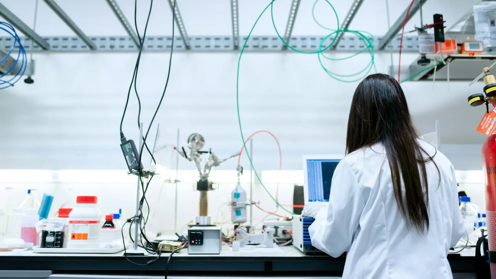 Chercheuse travaillant en laboratoire sur un prototype technologique admissible à CanExport Innovation.