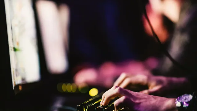 Professionnel travaillant au clavier dans un studio de production numérique.
