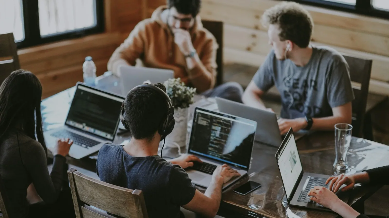 Équipe de développement logiciel collaborant autour d'ordinateurs portables.