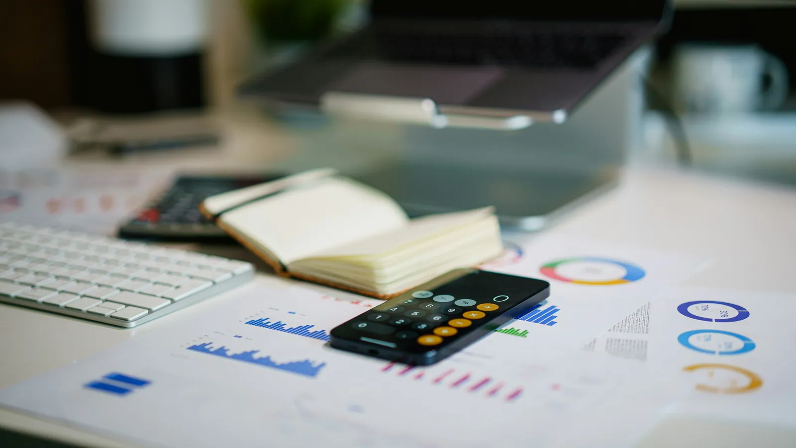 Rapports financiers, graphiques et calculatrice sur téléphone pour planifier les subventions pour PME au Québec