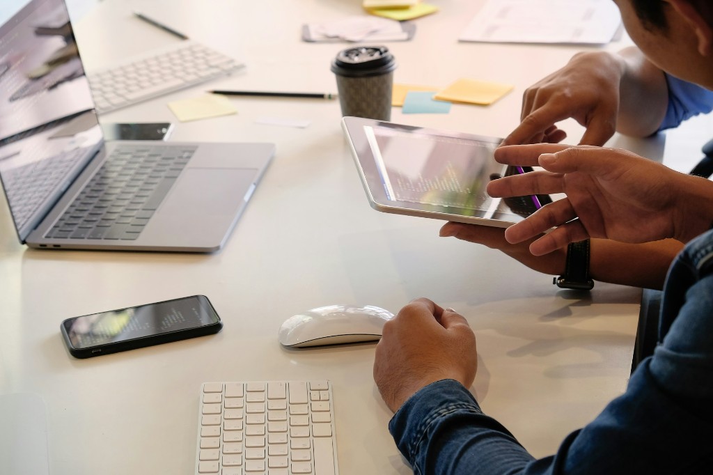 Professionnel au bureau avec ordinateur portable prenant des notes — planification d’un projet TI admissible au crédit d’impôt CDAE-IA au Québec, Canada.